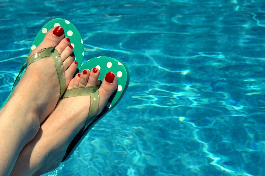 nosenie topánok v bazéne, aby sa zabránilo plesniam