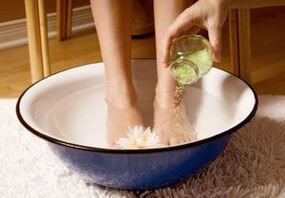 Pre ľudí s plesňou nechtov na nohách je užitočné kúpať sa s octom a soľou. 