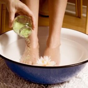 Počas liečby plesní je potrebné často umývať nohy. 